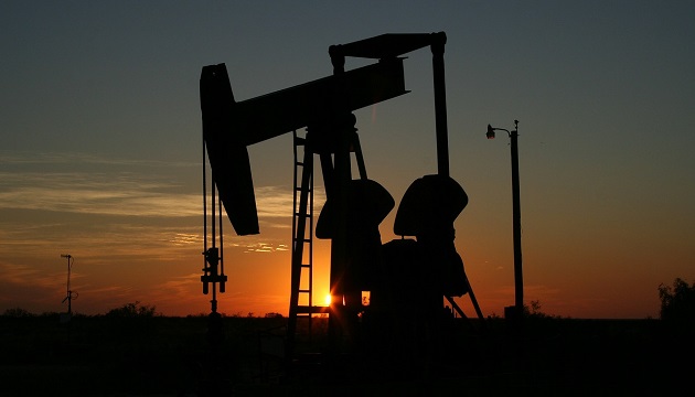 Продължителната висока цена на суровия петрол може да насочи икономиката